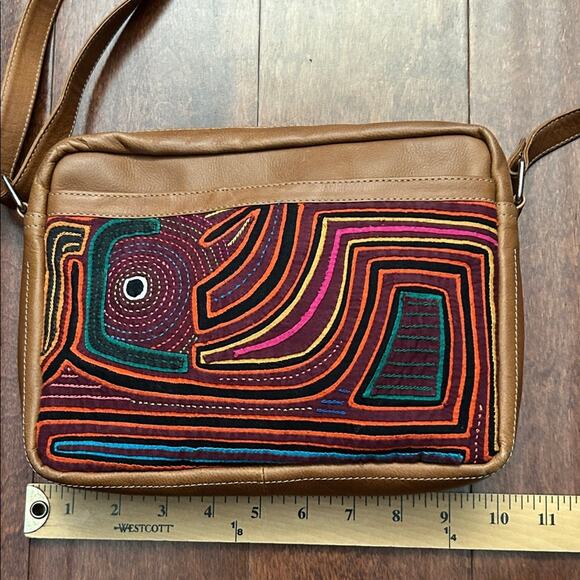 Artisan Mola and Leather Crossbody Bag with Multicolor Pattern - Picture 11 of 12